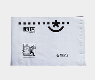 塑料快遞袋使用較多的是用聚乙烯材料做成，具有成本低，使用方便，防水性能好的特點(diǎn)。多用于運(yùn)送文件、單據(jù)、資料、貨物等所包裝用的袋子。又稱(chēng)為速遞袋、郵寄袋、快遞打包袋。體輕，富有彈性，有良好的抗沖擊性，無(wú)毒、無(wú)味、防潮、耐腐蝕，環(huán)保性較強(qiáng)，并且回收力度較大。
