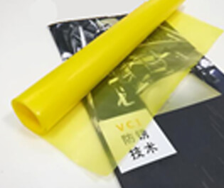 本公司采用三層共擠吹膜機，由內(nèi)層模體、中層模體、外層膜體組成，分別將三層共擠的膜體配方進行配比，配三種不同屬性的合金擠出機，配套合適的高精度模具和德系風(fēng)環(huán)，均勻混合擠出，一次性吹制的薄膜。本公司設(shè)備吹制的防銹膜在不破損的情況下，使用壽命長，防銹能力強，成本低等特點。