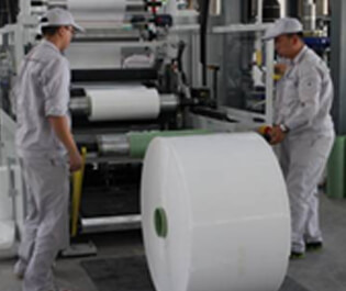 "FFS重包裝袋為制袋(Film)—裝料(Fill)—封口(Seal)一體化的縮寫，是歐洲新發(fā)展起來的一種高速包裝技術(shù)，包裝效率高且成本低，是包裝行業(yè)內(nèi)里的高科技產(chǎn)品。相比塑編袋，其原料配比獨特，性能優(yōu)越環(huán)保，設(shè)備裝置先進，便于回收利用，符合國際通用的第四類環(huán)保包裝材料要求。耐撕裂、防粘連、抗靜電、抗氧化、高光澤度。 "