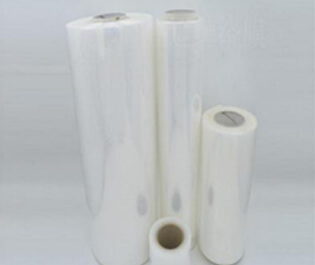 熱收縮膜用于各種產(chǎn)品的銷售和運輸，其主要作用是穩(wěn)固、遮蓋和保護產(chǎn)品。收縮膜必須具有較高的耐穿刺性，良好的收縮性和一定的收縮應(yīng)力。在收縮過程中，薄膜不能產(chǎn)生孔洞。由于收縮膜經(jīng)常適用于室外，因此需要加入UV抗紫外線劑。